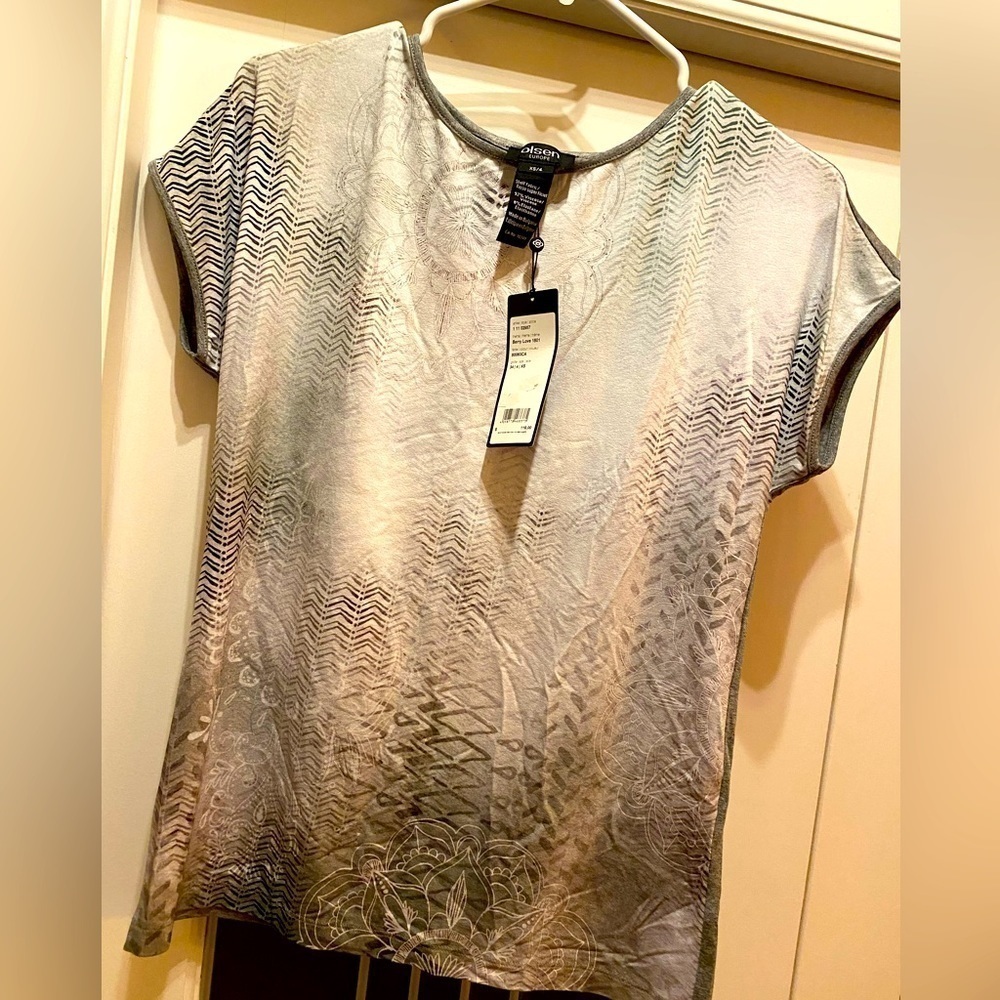 🆕 Ladies Olsen Europe size 4 patterned T-shirt